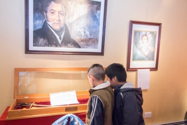 Chicos del barrio Kaupén visitaron la muestra en honor a José de San Martín