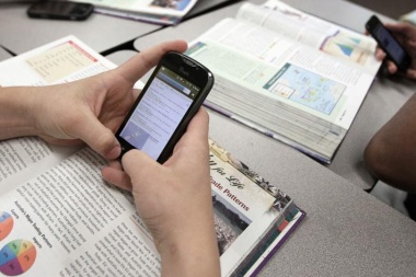 Sin celular en la escuela para fomentar el diálogo y evitar conflictos