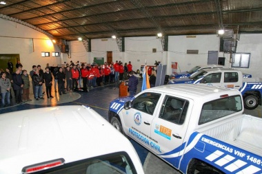 La gobernadora Bertone encabezó la entrega de cuatro camionetas a Defensa Civil Provincial