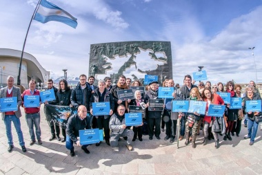 Comitiva por Malvinas realizó un recorrido simbólico en el Monumento a los Caídos