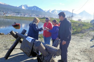 Ushuaia: realizan la segunda toma de muestras para el saneamiento de la costa