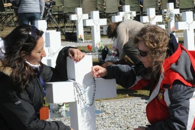 Malvinas: a 35 años de la guerra, lograron identificar 88 tumbas de soldados argentinos sepultados como NN