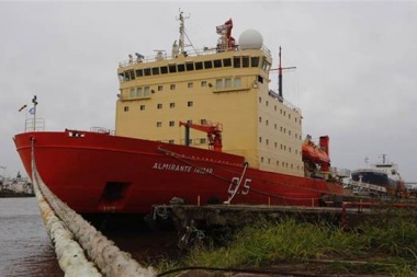 El Irízar zarpó hacia la Antártida con un homenaje a los 44 tripulantes del ARA San Juan