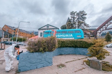 Obras y parquización en Ushuaia: reparan la Plaza Cívica y diferentes espacios públicos