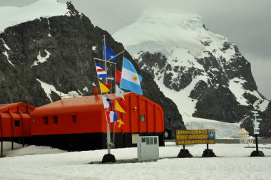 El rompehielos Irízar inició el abastecimiento de la Base Antártica Orcadas