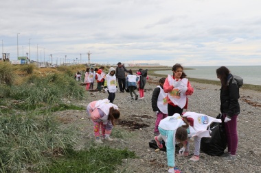 "Vacaciones con la Muni": chicos de las colonias se sumaron a jornada de limpieza costera