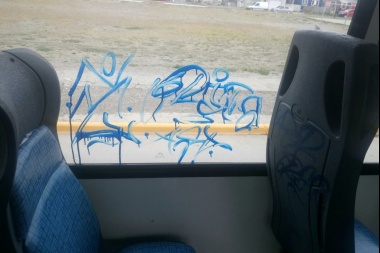 Piedras, graffitis y hasta huevazos: City Bus denunció vandalismo contra nuevos colectivos