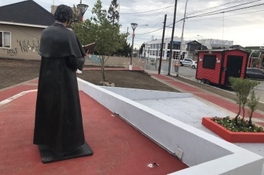 A dos días de su inauguración, robaron los reflectores que iluminaban la figura de Don Bosco