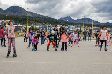 La pasión por el patín y los rollers atrajo a una gran cantidad de chicos en Ushuaia