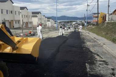 La planta de asfalto móvil de Ushuaia trabaja en calle Formosa