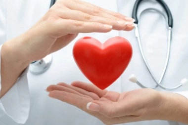 Una de cada dos mujeres morirá por enfermedades del corazón: cuáles son los síntomas de alarma