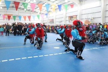 Carnaval en Río Grande: vecinos colmaron el gimnasio del barrio “Malvinas Argentinas”