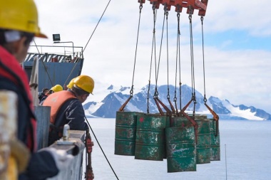 Abastecen la base Decepción en el marco de la Campaña Antártica de Verano