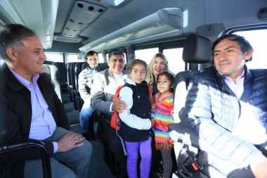 La gobernadora Bertone entregó dos camionetas al Ministerio de Educación en Río Grande