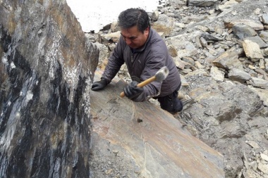 Vandalismo en el Glaciar Martial: El INFUETUR limpió pintadas con aerosol sobre rocas