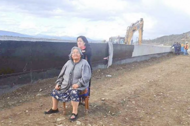 Puerto Williams: Yaganes de Villa Ukika paralizan obras en torno a polémico muro