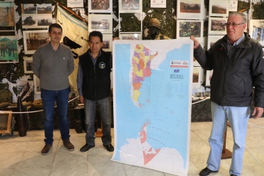 El Municipio distribuye mapas bicontinentales en instituciones y escuelas de la ciudad
