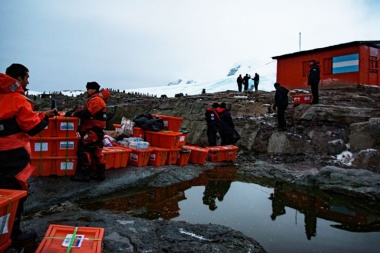 El transporte ARA “Canal Beagle” cerró el refugio Capitán Caillet Bois