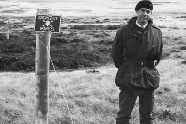 El inglés que ayudó en la identificación de soldados argentinos, junto a los padres de un caído en Malvinas