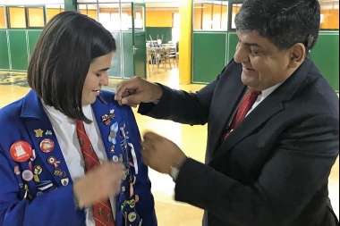 Malvinas: estudiantes europeos recibieron un presente del vicegobernador