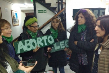 #Aborto legal: colectivos feministas realizaron pañuelazos en Tierra del Fuego