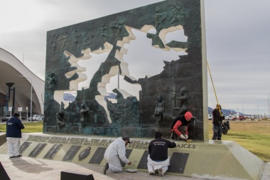 La Municipalidad colabora en la preparación de la Plaza Malvinas para los actos centrales