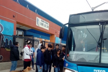 El Municipio de Río Grande y City Bus colaboraron para que estudiantes puedan visitar la Carpa de la Dignidad