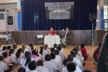 El timonel del Crucero General Belgrano brindó una charla a alumnos de la Escuela 9