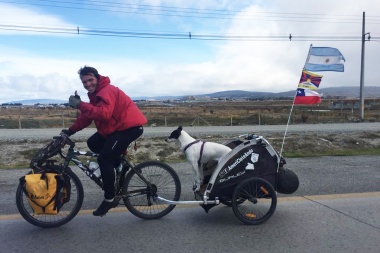 Joven bahiense recorre América en bicicleta, con su perra Frida