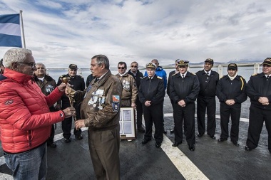 Una “Rosa por la Paz" fue entregada por veteranos de Malvinas al Rompehielos Irízar