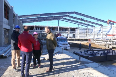 Nuevo natatorio municipal: Comenzaron a instalar las cabriadas para construir el techo