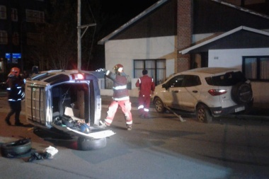 Dos hombres fueron hospitalizados en Ushuaia tras choque y vuelco vehicular