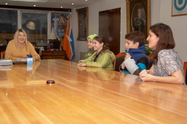 Bertone recibió a tres jóvenes esquiadores fueguinos que compitieron en Canadá