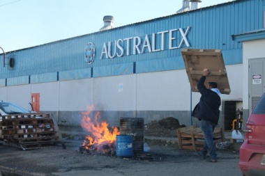 Australtex: “Hasta que los 40 despidos no se retrotraigan nadie se va a mover de la puerta de la empresa”