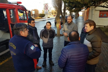 Bomberos presentaron a Melella la nueva autobomba adquirida con un subsidio municipal