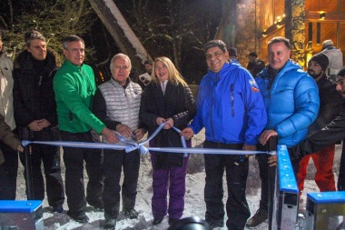 Bajada de antorchas: Bertone inauguró la temporada de invierno en Cerro Castor