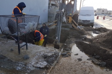 Restringen la presión de agua en el barrio Malvinas por la rotura de un caño troncal