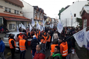Marcha en Ushuaia contra el decreto que habilita despliegue de FFAA para seguridad interior