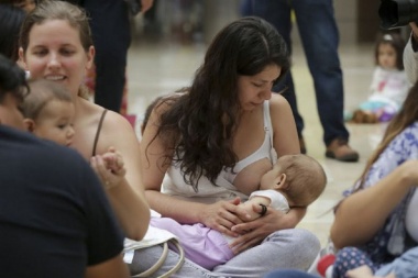 Teteada masiva en Ushuaia para promover la lactancia materna
