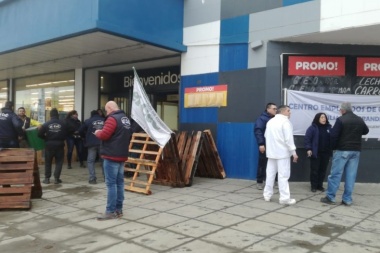 Mercantiles se manifiestan en las puertas de Carrefour por los trabajadores de verdulería