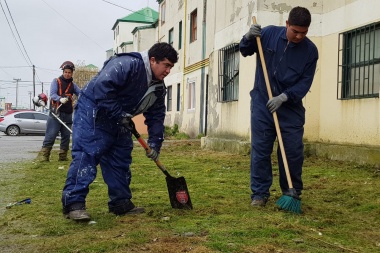 Realizan un nuevo operativo de limpieza y recuperación de patios internos en Chacra II