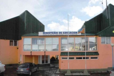 Anuncian regularización de 288 docentes y 20 auxiliares administrativos con cargos únicos