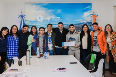 Ushuaia Joven 2018: El intendente Vuoto entregó premios a los colegios ganadores