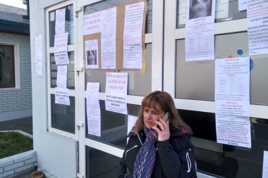Una mujer se encadenó en la sede de OSEF en Río Grande y reclama atención para su hijo