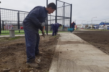 Realizan tareas de parquizado y embellecimiento en la Plaza de los Onas