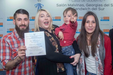 En Ushuaia, Bertone entregó certificados del curso de instalaciones domiciliarias de gas