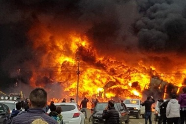 Devastador incendio destruyó una fábrica de plásticos en el Parque Industrial