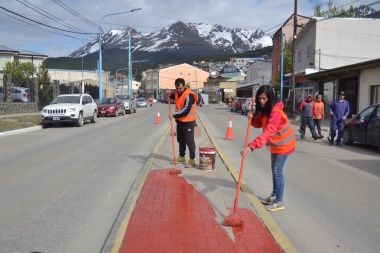En Ushuaia, personal municipal realizó trabajos de pintura y señalización en calle Magallanes