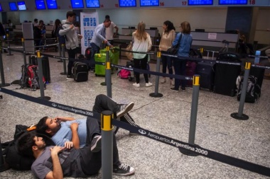 Empleados de Aerolíneas Argentinas anunciaron paro total para el próximo lunes