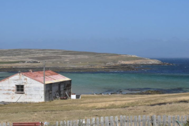 Piden a Cancillería que eleve una protesta al Reino Unido por la venta de una isla en Malvinas